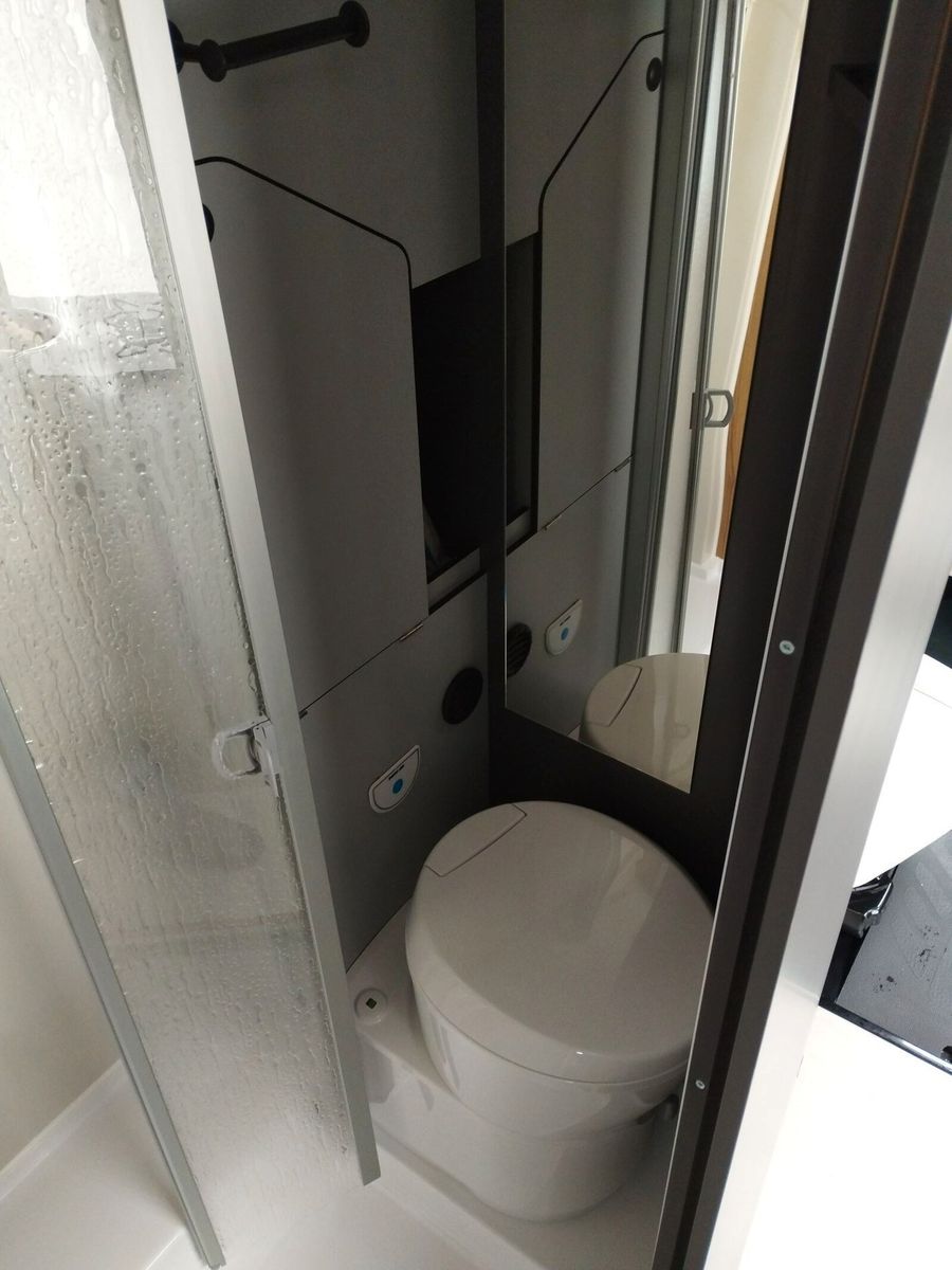 Fahrzeugabbildung Karmann Dexter 4x4 DE 570 AW Klima, RFK, El. Trittstufe