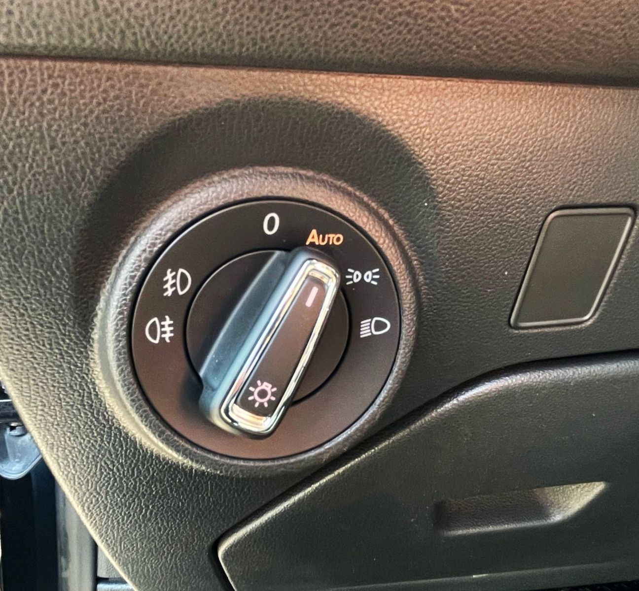 Fahrzeugabbildung SEAT Leon 2.0TDI FR DSG KLIMAAUT LEDER NAVI LED 2.Hd
