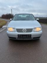 Volkswagen VW Bora 1.6 FSI Limousine - Volkswagen Bora mit Benzin-Antrieb: Limousine