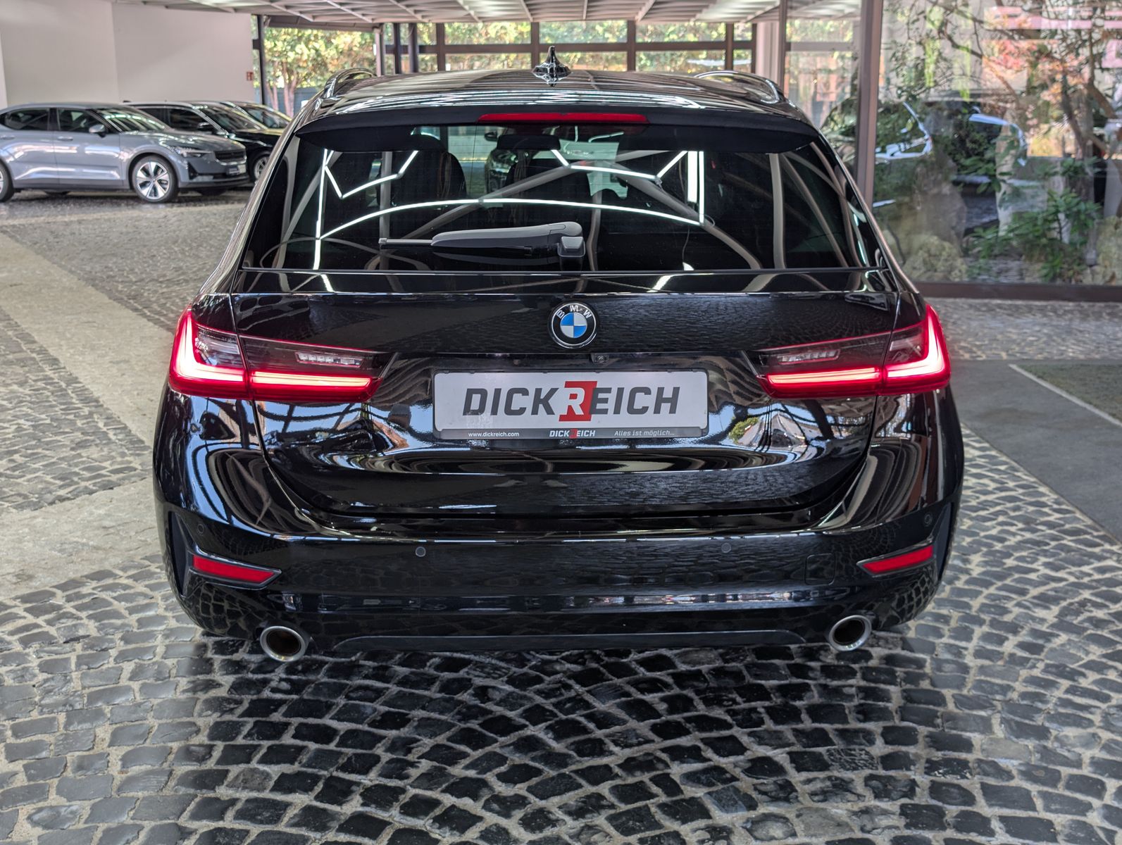 Fahrzeugabbildung BMW 320 i Sport Line Shadow H&K PANO ACC LEDER KAM