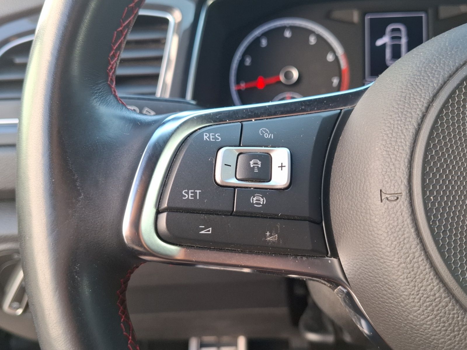 Fahrzeugabbildung Volkswagen T-Roc TSI Sport LED AHK ACC PDC SHZ