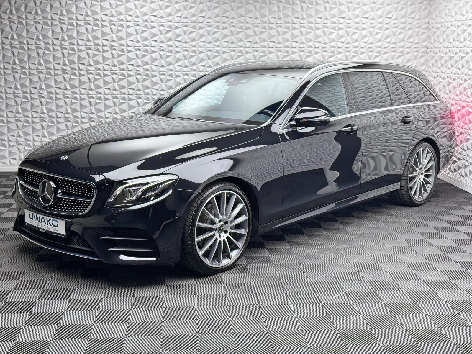 Fahrzeugabbildung Mercedes-Benz E220d T AMG*DISTRO*PANO*LUFT*360°*LED*DAB*ILS+