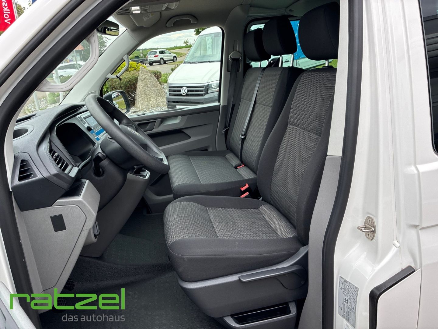 Fahrzeugabbildung Volkswagen T6.1 Kombi KR 2.0 TDI 9 Sitzer AHK DAB Park Dist