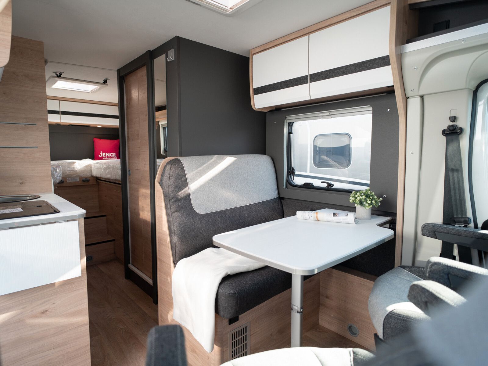 Fahrzeugabbildung Dethleffs Globebus Camp T 4 Bettenumbau, Schwenkbad
