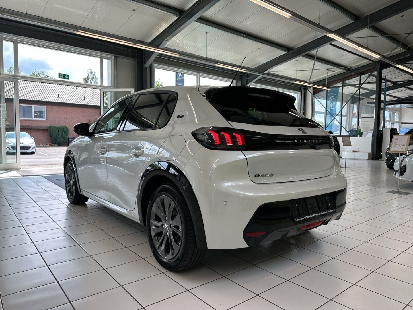 Fahrzeugabbildung Peugeot 208 e- Allure Elektromotor 136 LED CarPlay SHZ