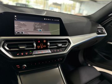 Fahrzeugabbildung BMW 330e xD M Sport Panorama Kamera HUD HiFi AHK 19"