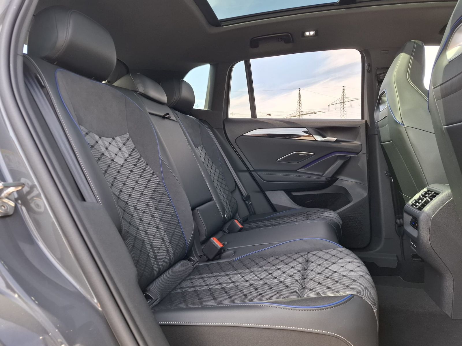 Fahrzeugabbildung Volkswagen Tiguan 2.0 TDI R-Line 4M Pano*Black*Matrix*AHK