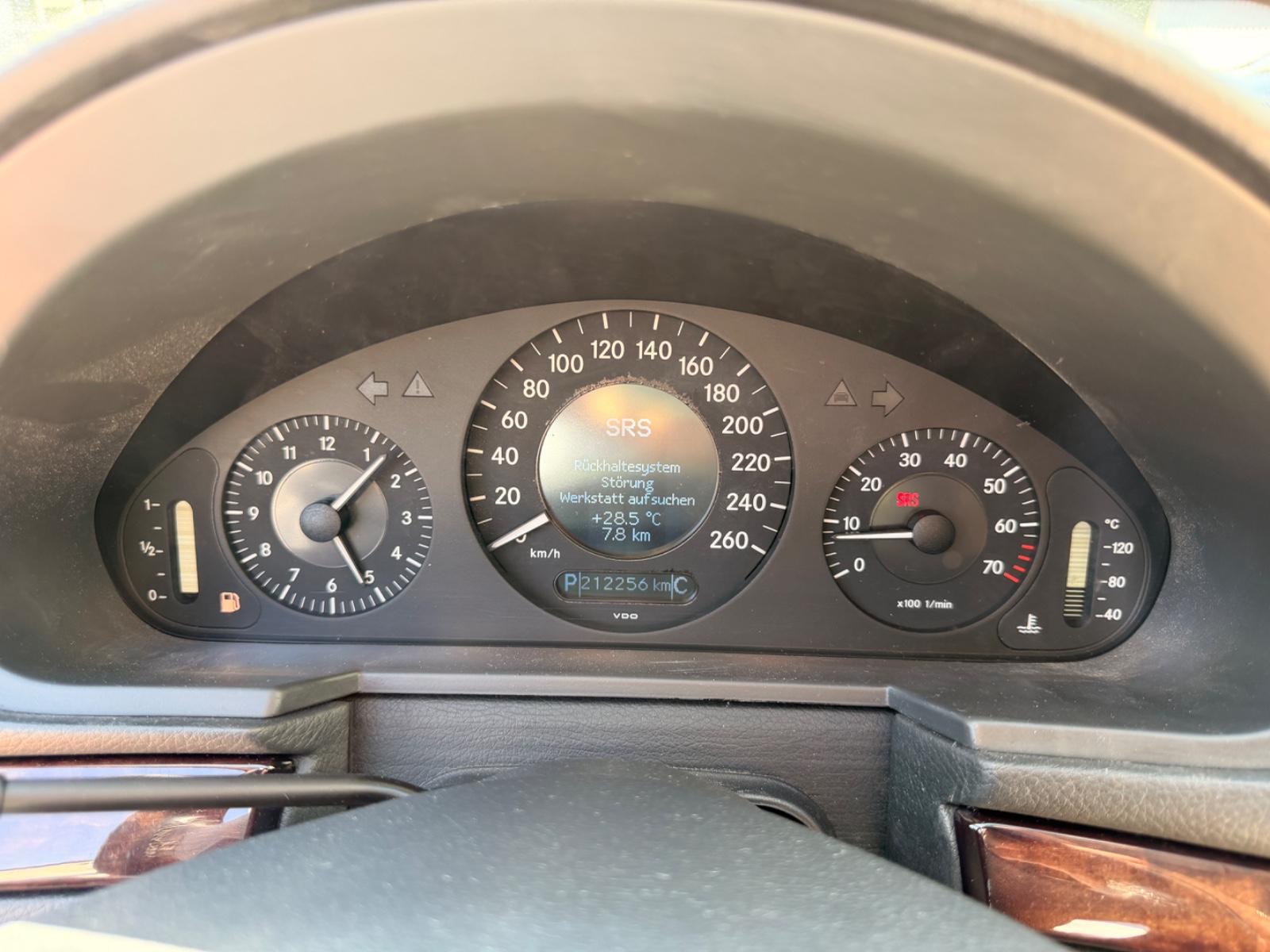 Mercedes-Benz E200 2005 — photo 12