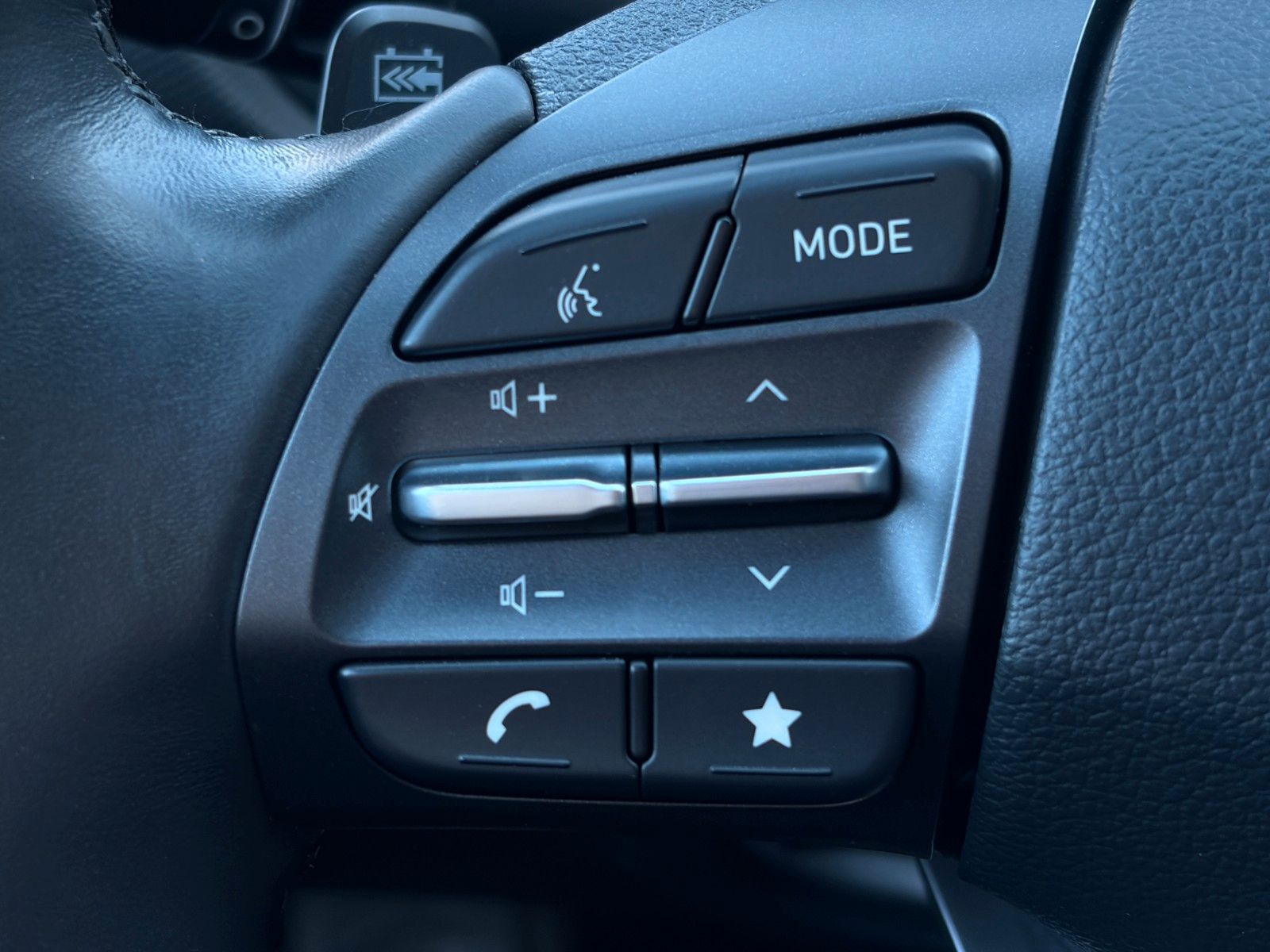 Fahrzeugabbildung Hyundai KONA E Select ACC PDC LFA LKA SHZ LHZ CarPlay
