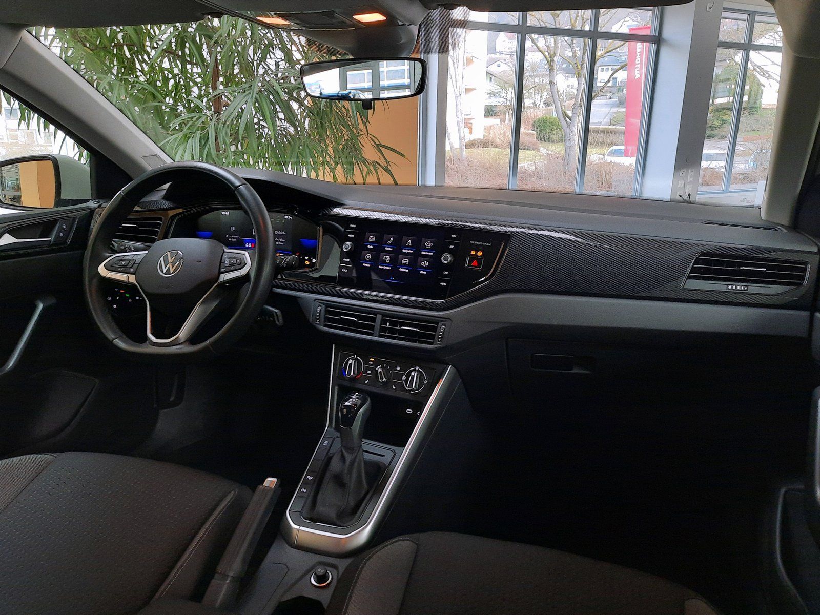 Fahrzeugabbildung Volkswagen Polo TSI DSG Life *LED*Einparkh*Sitzhzg*AppCon.*