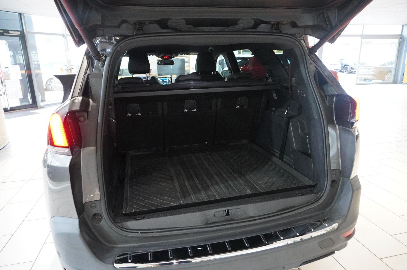 Fahrzeugabbildung Peugeot 5008 1.2T ALLURE GT-LINE 7-SITZ NAVI/LED/KAMERA