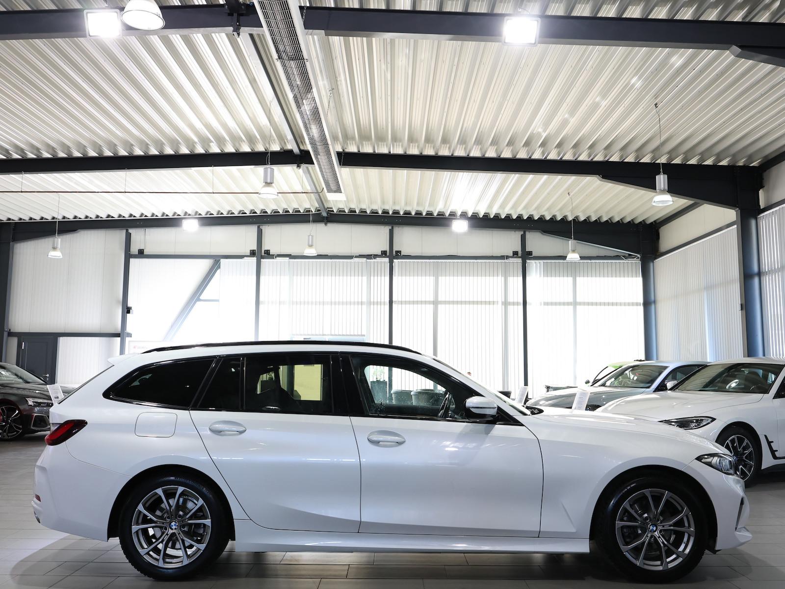 BMW 318d Touring SPORT WHITE & BROWN / CURVED+HUD
