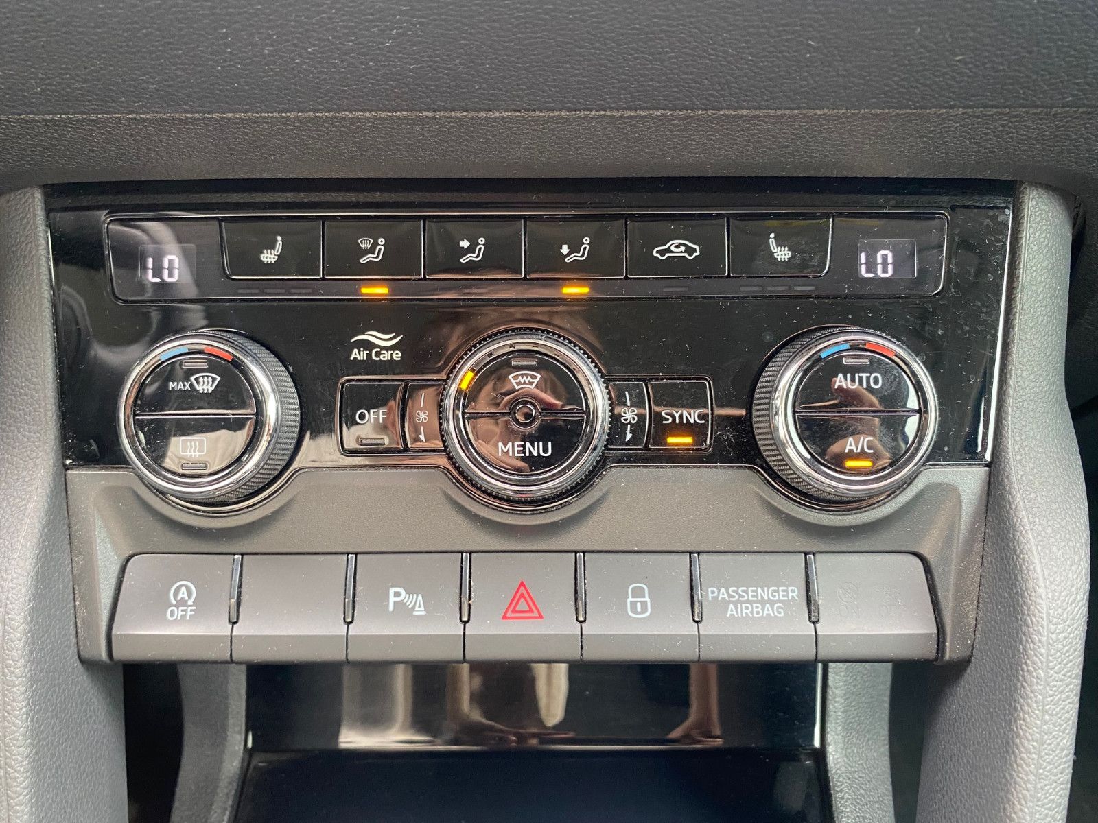 Fahrzeugabbildung SKODA Karoq Tour 2,0 TDI DSG *Navi*AHK*