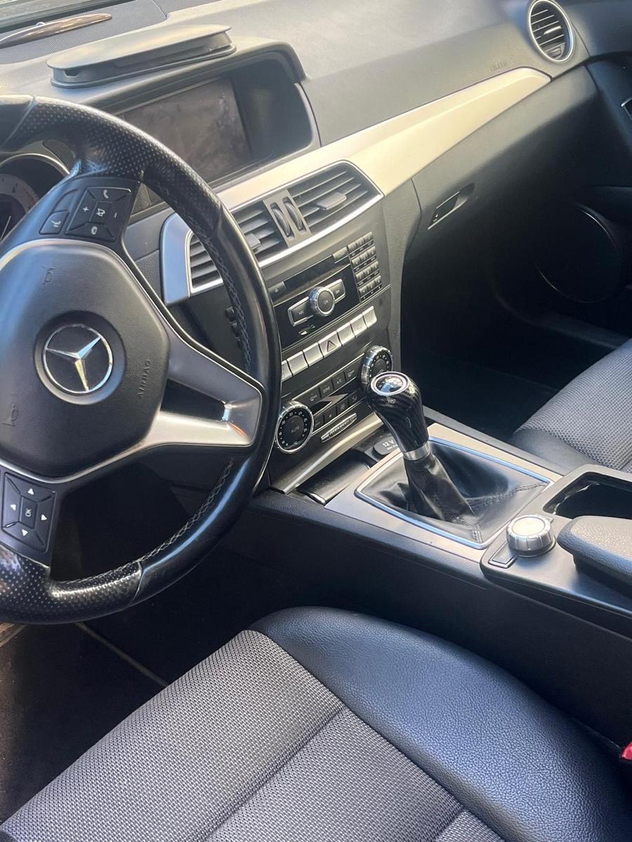 Mercedes-Benz C200 2011 — photo 13