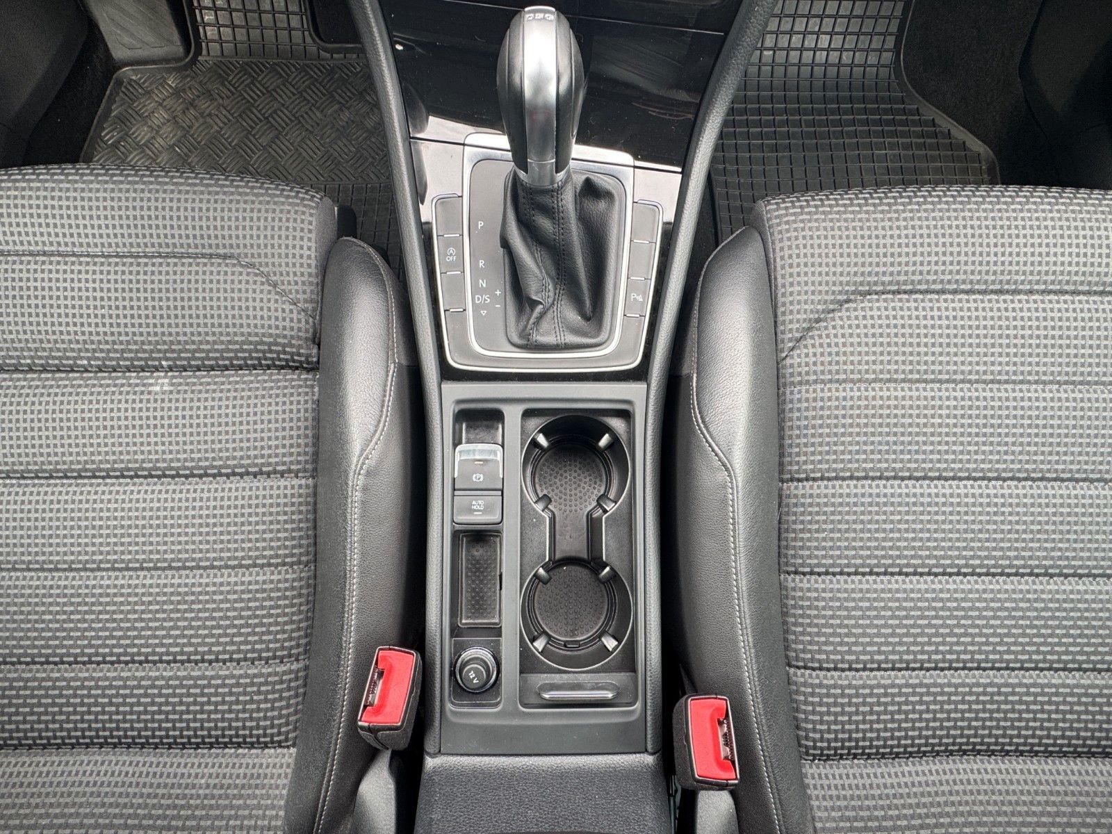 Fahrzeugabbildung Volkswagen Golf VII Lim. Highline BMT Automatik/Navi/Kamara