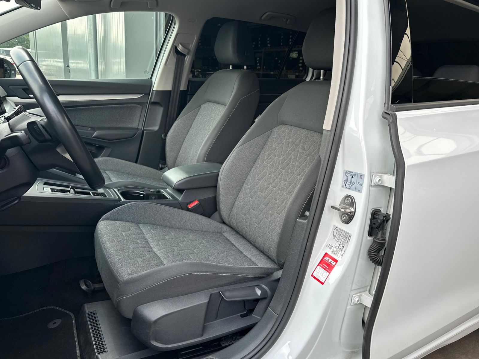 Fahrzeugabbildung Volkswagen Golf Variant 1.5 eTSI DSG MOVE NAV+LED+ACC