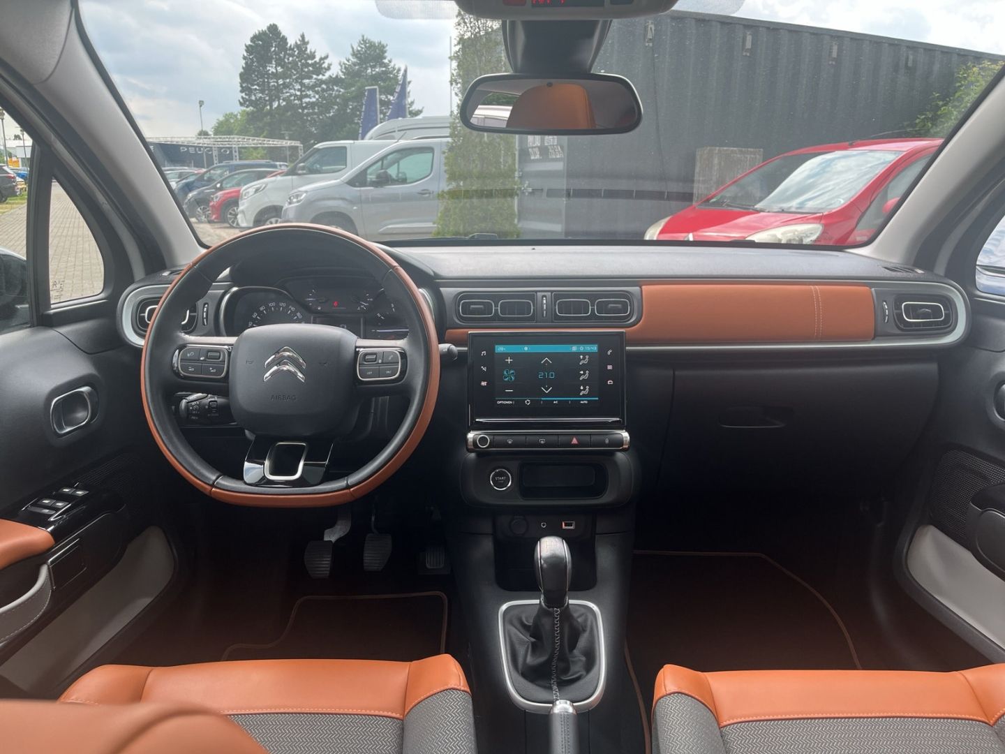 Fahrzeugabbildung Citroën C3 1.2 PureTech 110 Shine Panorama Navi DAB SHZ