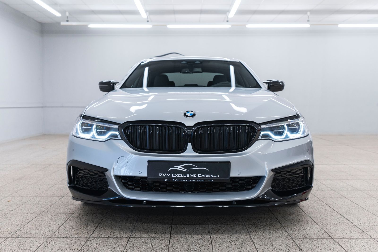 Fahrzeugabbildung BMW 530i xDrive M-Performance HUD LED KAM TOTW NAV