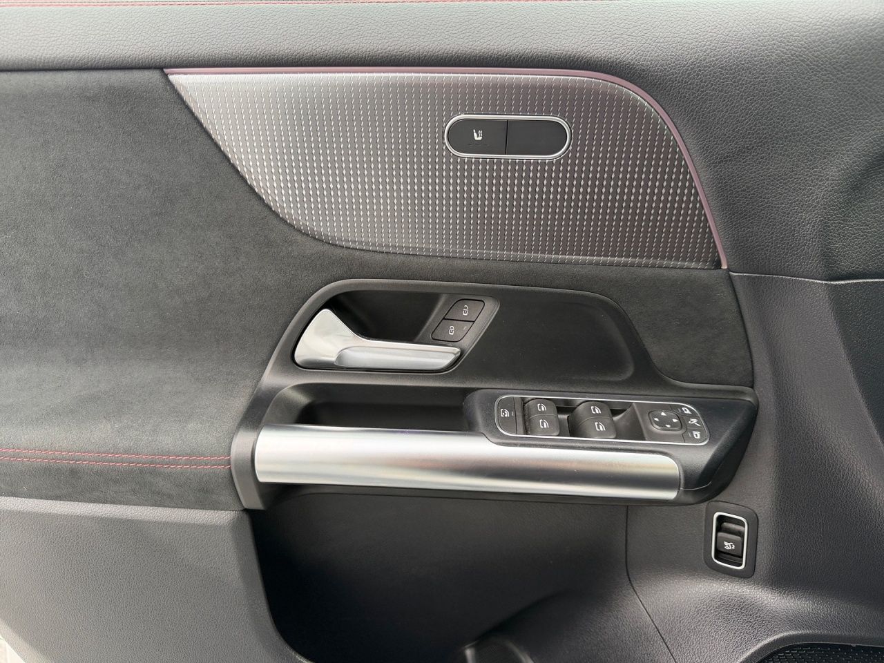 Fahrzeugabbildung Mercedes-Benz EQA 300 4M BONUS+AMG+SOUND+CARPL+KEYL+LED+KAMERA