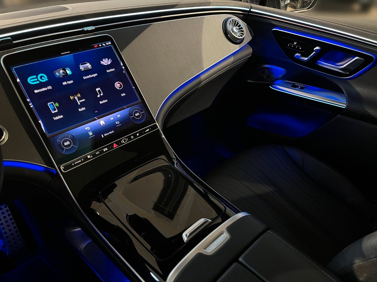 Fahrzeugabbildung Mercedes-Benz EQE 350+ SUV Edition AMG ACC Pano Burm. 4xSitzh.