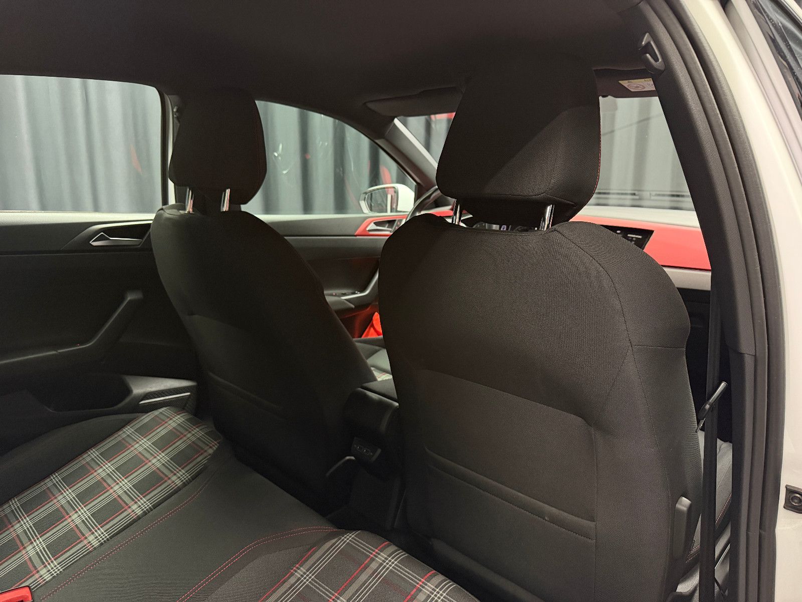 Fahrzeugabbildung Volkswagen Polo VI 2.0 TSI GTI |DSG|AUTOMATIK|LED