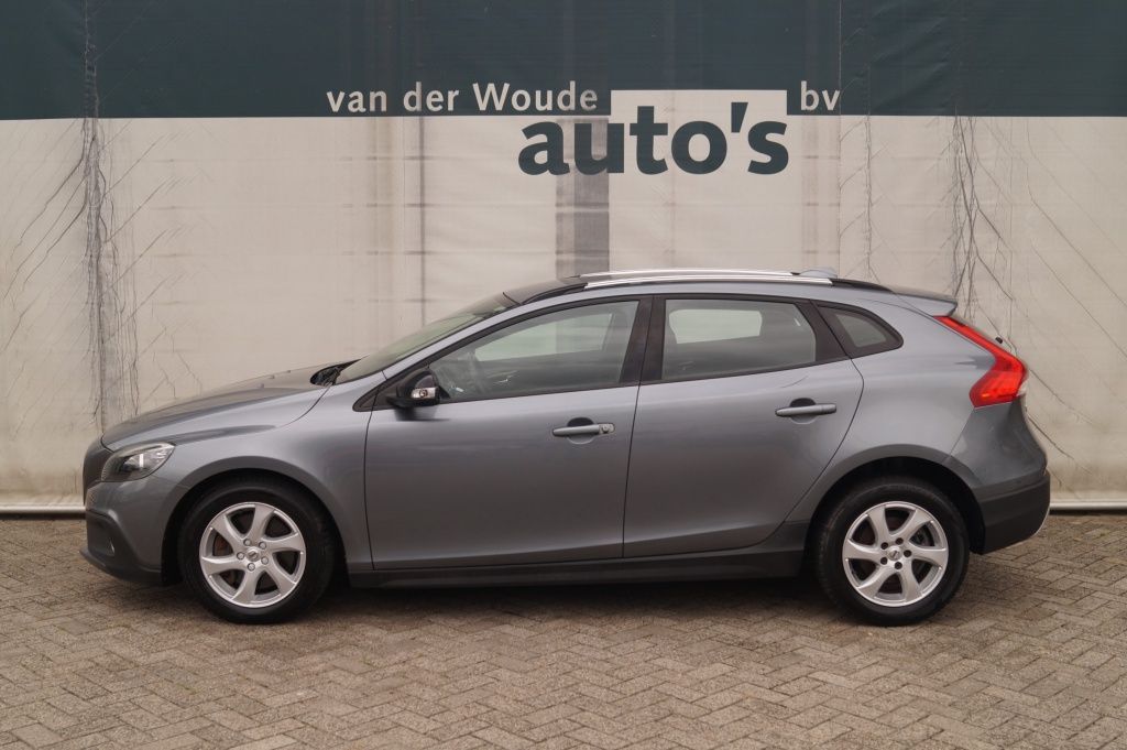 VOLVO V40 CC