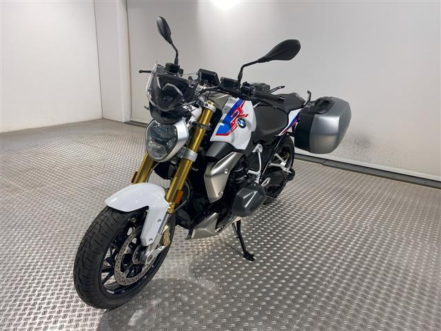 BMW R 1250 R mit Koffern und Akrapovic