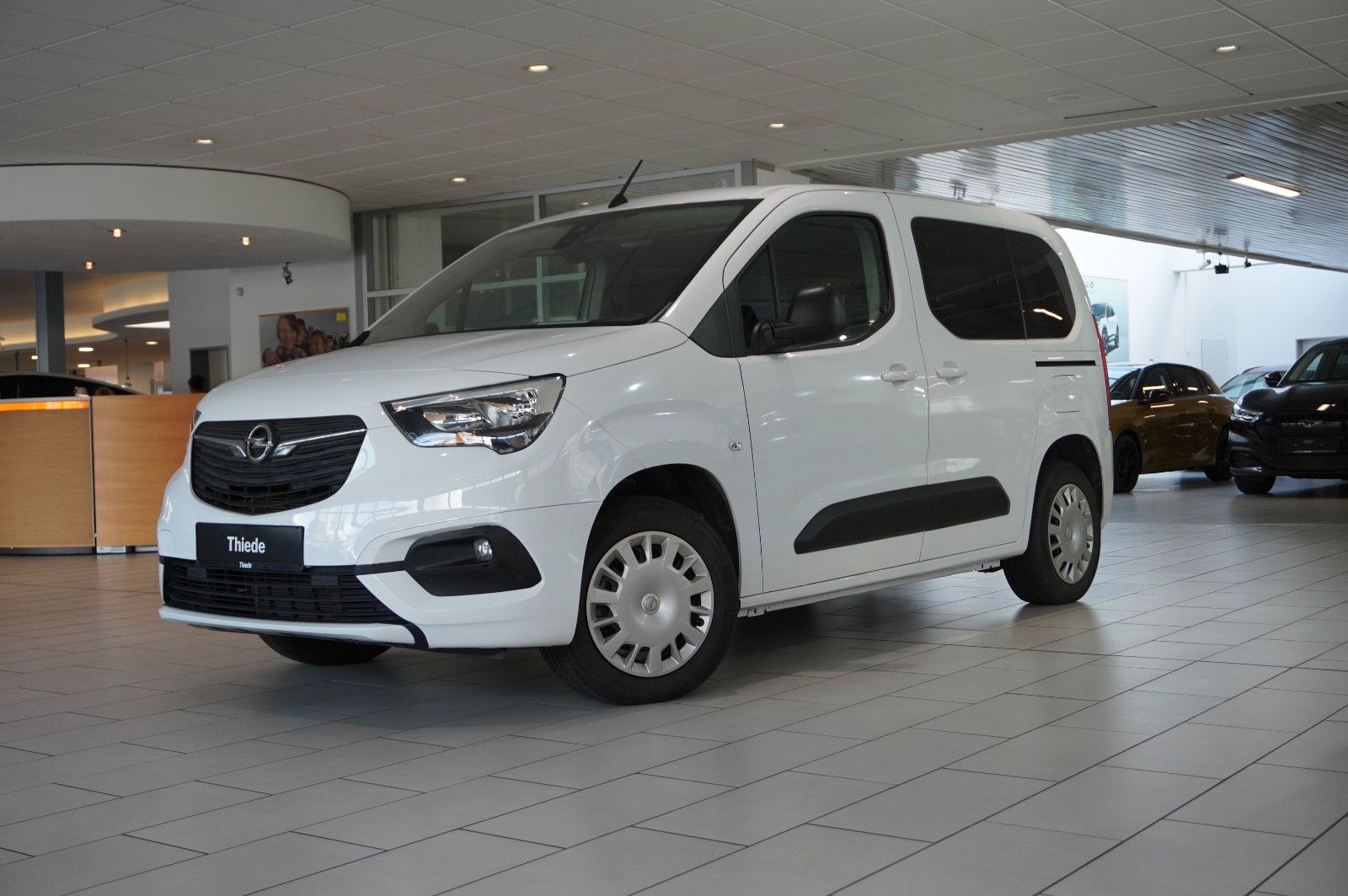 Fahrzeugabbildung Opel Combo-e LIFE EDITION 11KW KLIMA/PDC/TEMP./DAB+