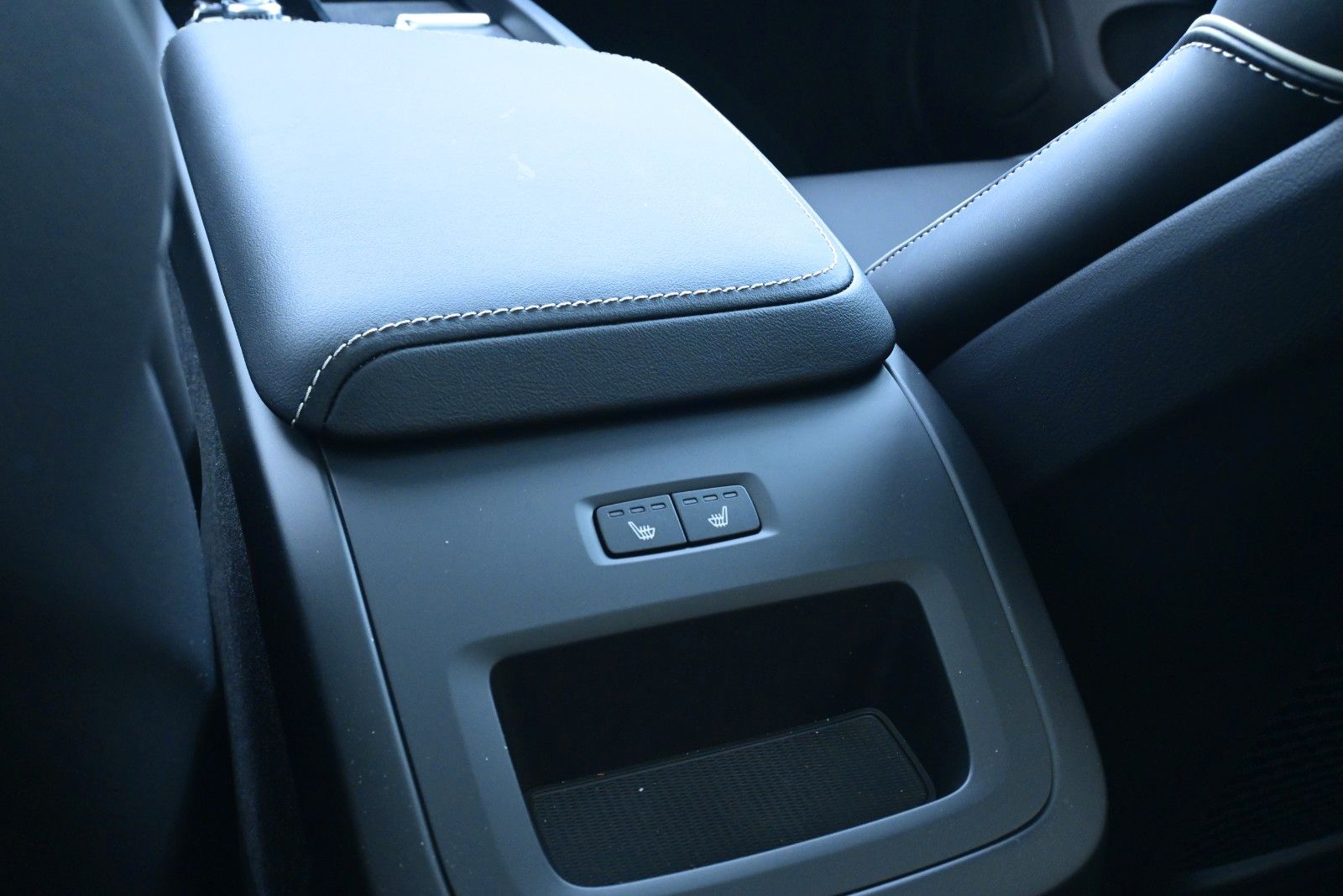 Fahrzeugabbildung Volvo V60 B4 D Auto Plus Dark*RFK*STDHZG*PANO*ACC