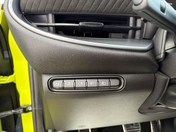 Fahrzeugabbildung Abarth 500 e Scorpionissima Navi Pano Temp JBL RFK  uvm