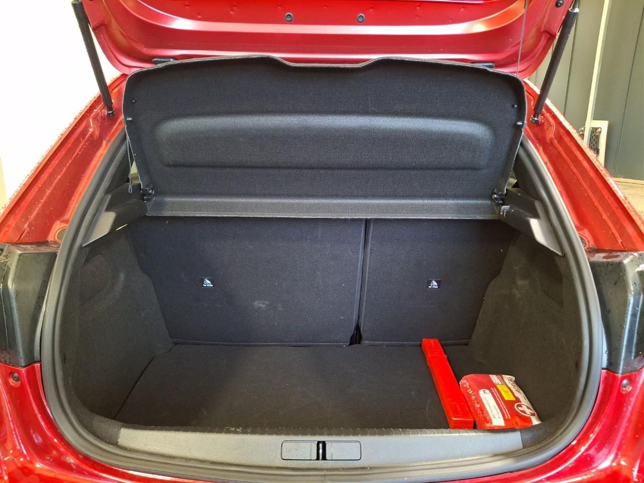 Fahrzeugabbildung Peugeot 208 GT MildHybrid 145 e-DSC6