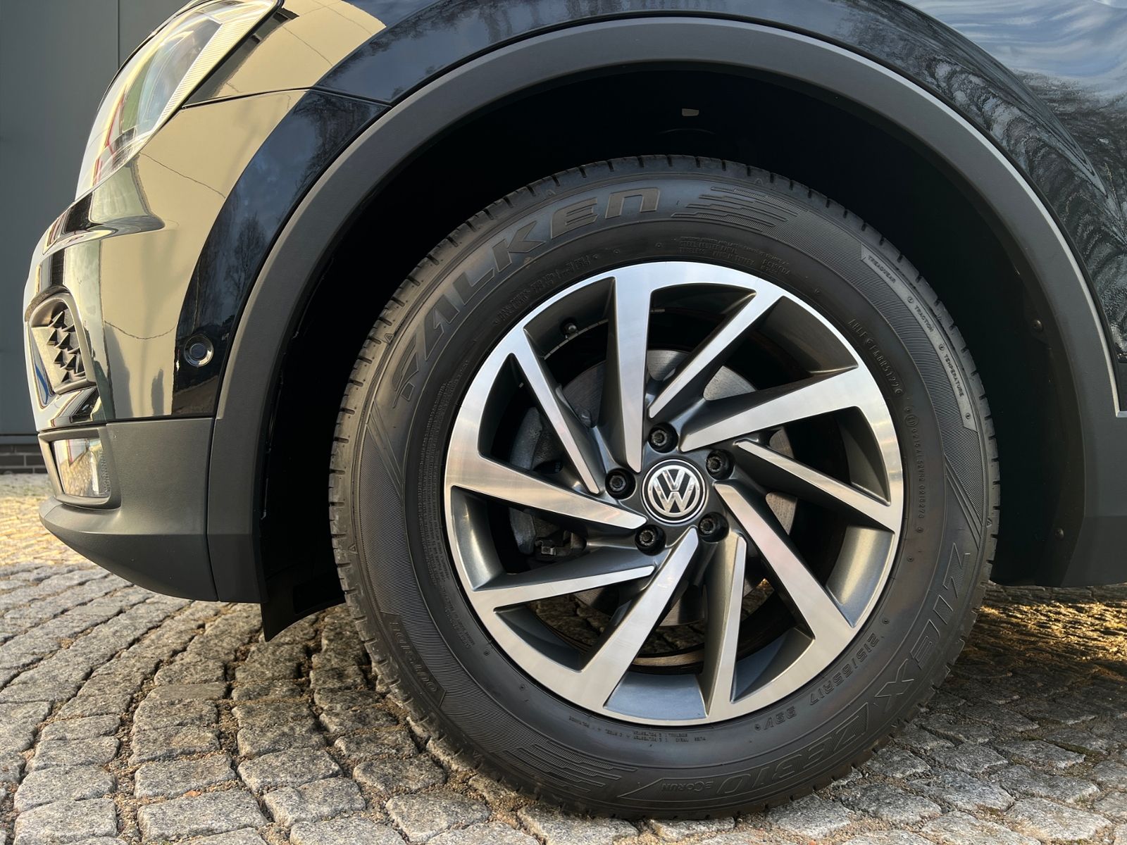 Fahrzeugabbildung Volkswagen Tiguan SOUND 1.4 TSI ACT BMT *AHK, Navi, Kamera*