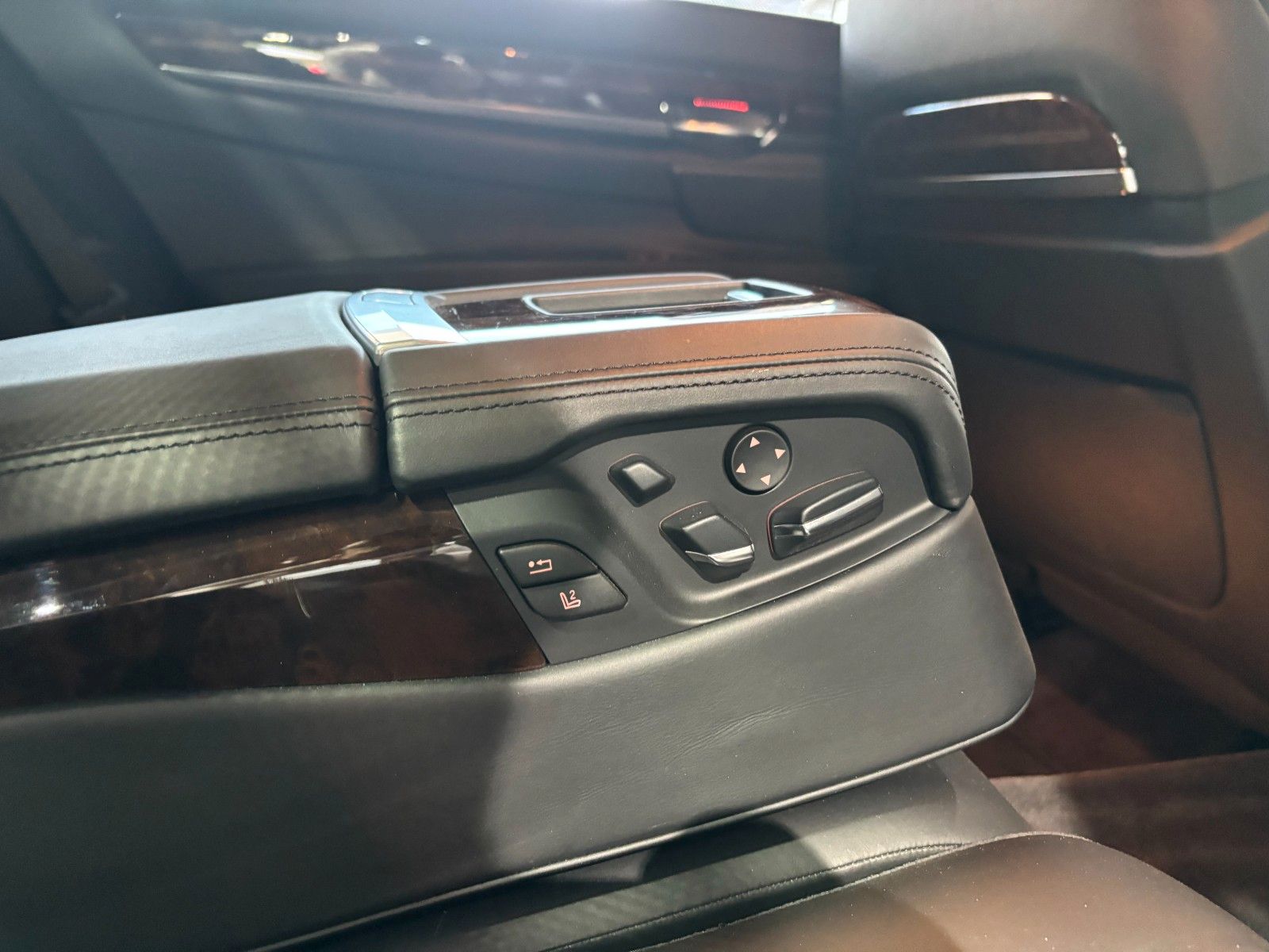 Fahrzeugabbildung BMW 760i L V12/MASSAGE/MEMORY/HUD/SCHIEBEDACH/KAMERA