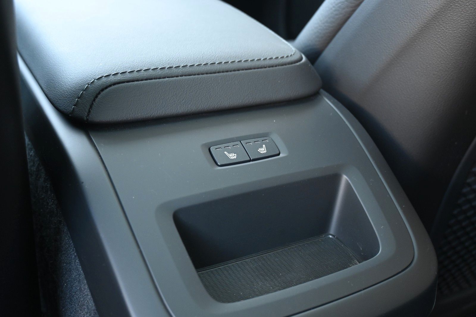 Fahrzeugabbildung Volvo V60 B4 DKG Plus Dark*HuD*PANO*360°*ACC