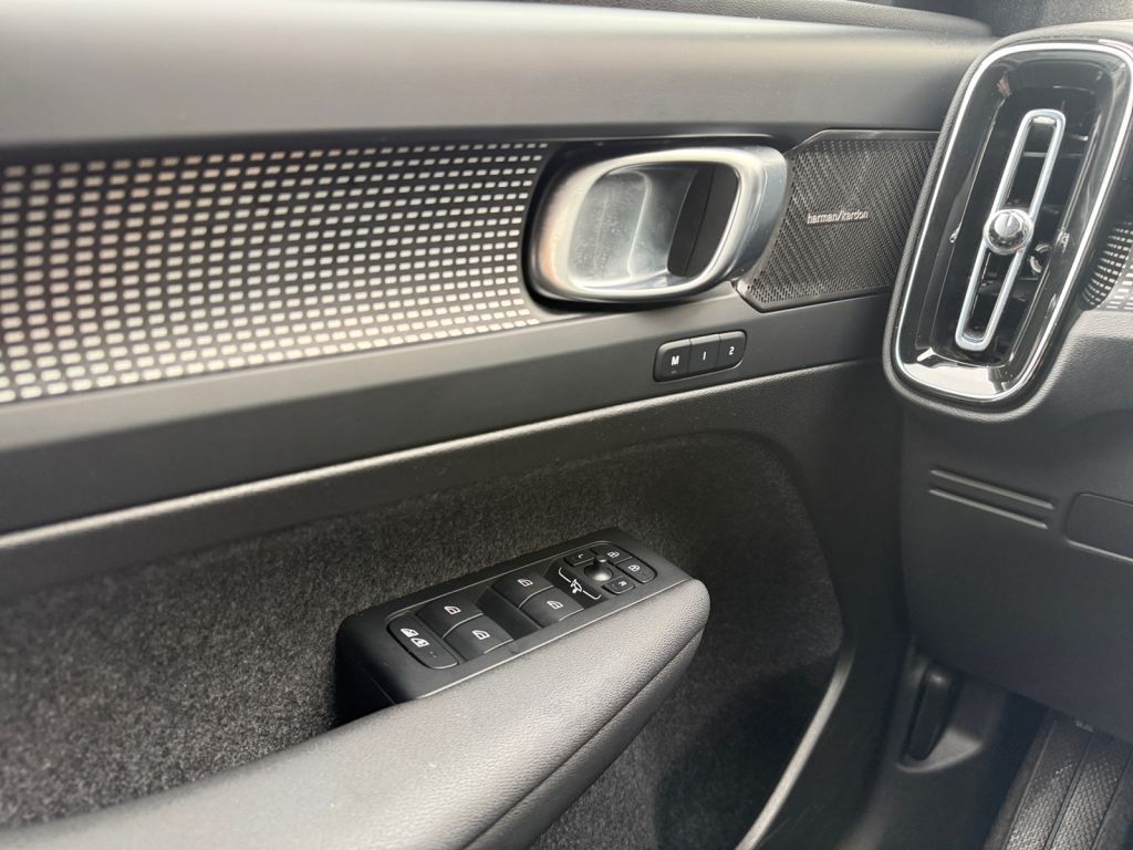 VOLVO XC40 B3 B DKG Plus Dark 360° Notrad getönte Sche VOLVO XC40 B3 B DKG Plus Dark 360° Notrad getönte Sche