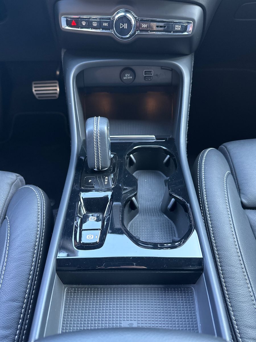 Fahrzeugabbildung Volvo XC40 T5 Recharge DKG R Design NAV+LED+PANO+AHK