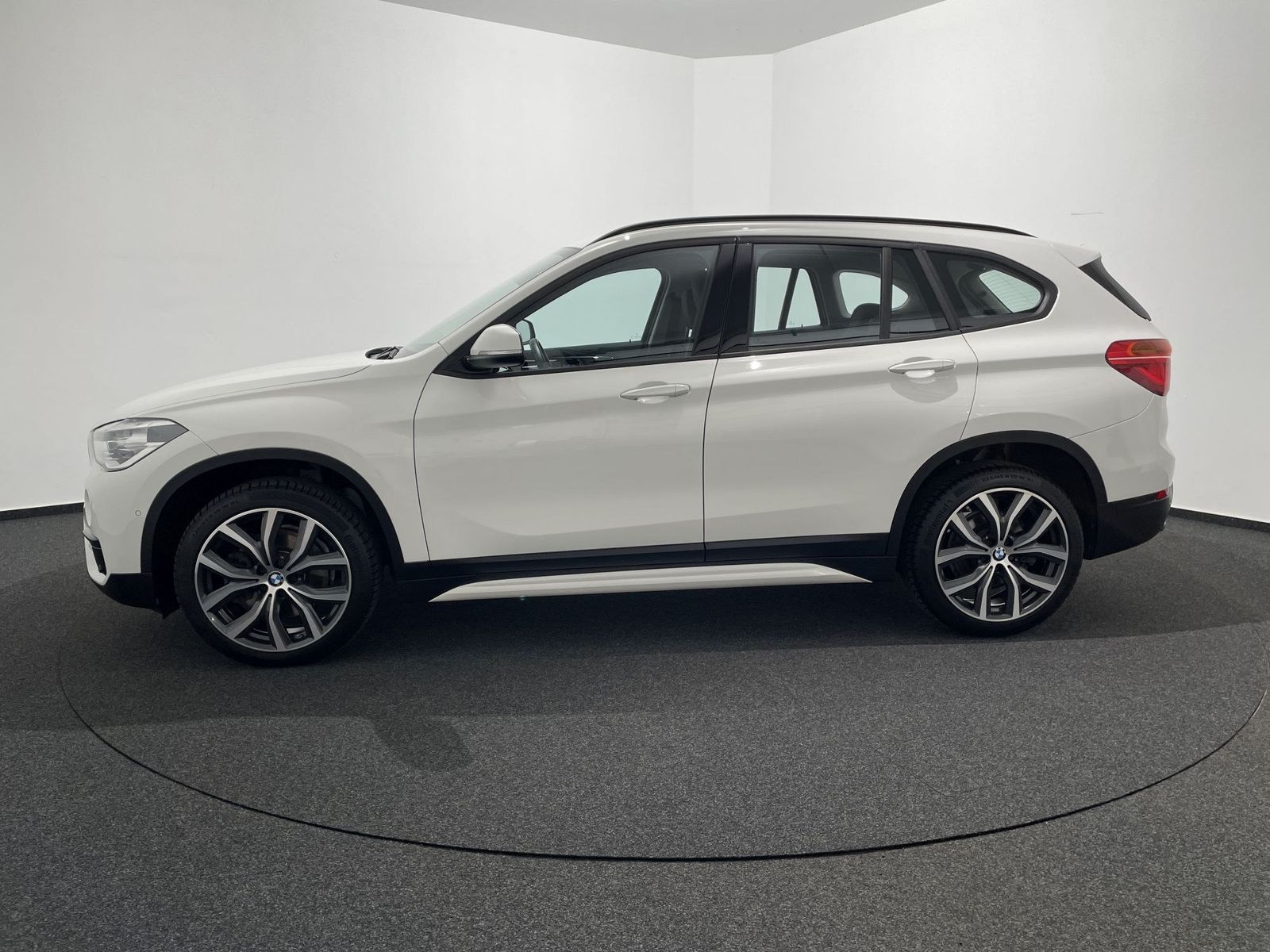 BMW X1 sDrive20i Sport Line NAVI AHK HUD LED Komfort foto 9