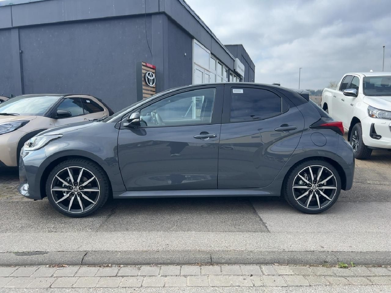 Fahrzeugabbildung Toyota Yaris Hybrid GR Sport Infotainment + Safetypake