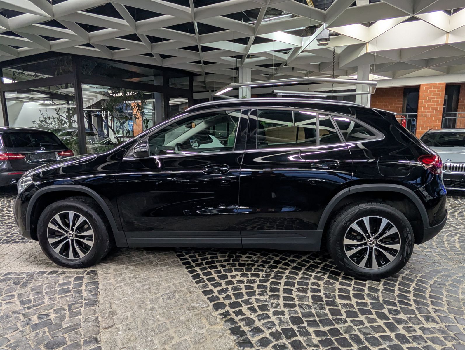 Fahrzeugabbildung Mercedes-Benz GLA 220 d STYLE MBUX TEMP StHz LEDER SHZ KEYLESS