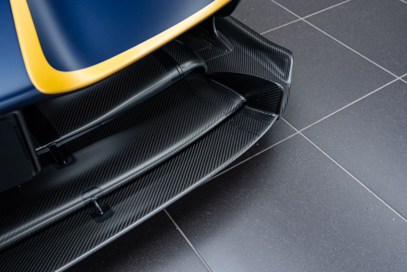 Fahrzeugabbildung Aston Martin Valkyrie /*1 of 150*/SERVICEPACK/FULL PPF