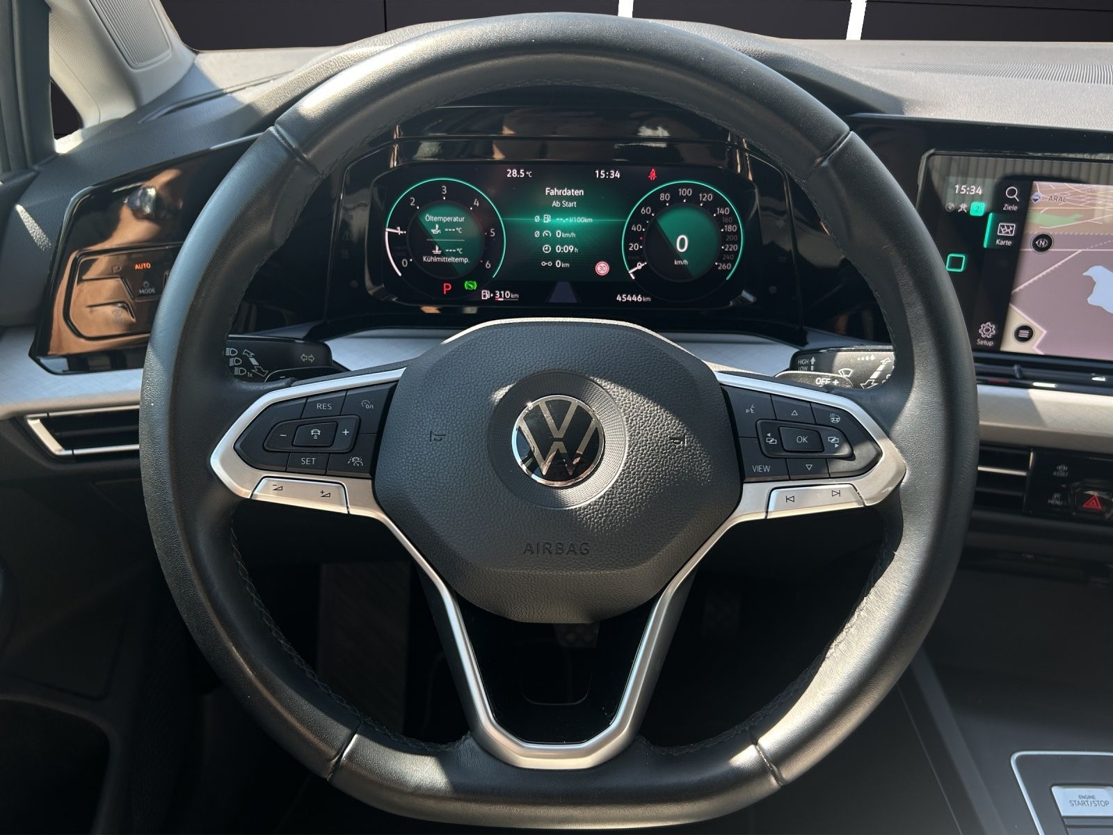Fahrzeugabbildung Volkswagen Golf VIII Variant TDI Life DSG LED Navi ACC AHK