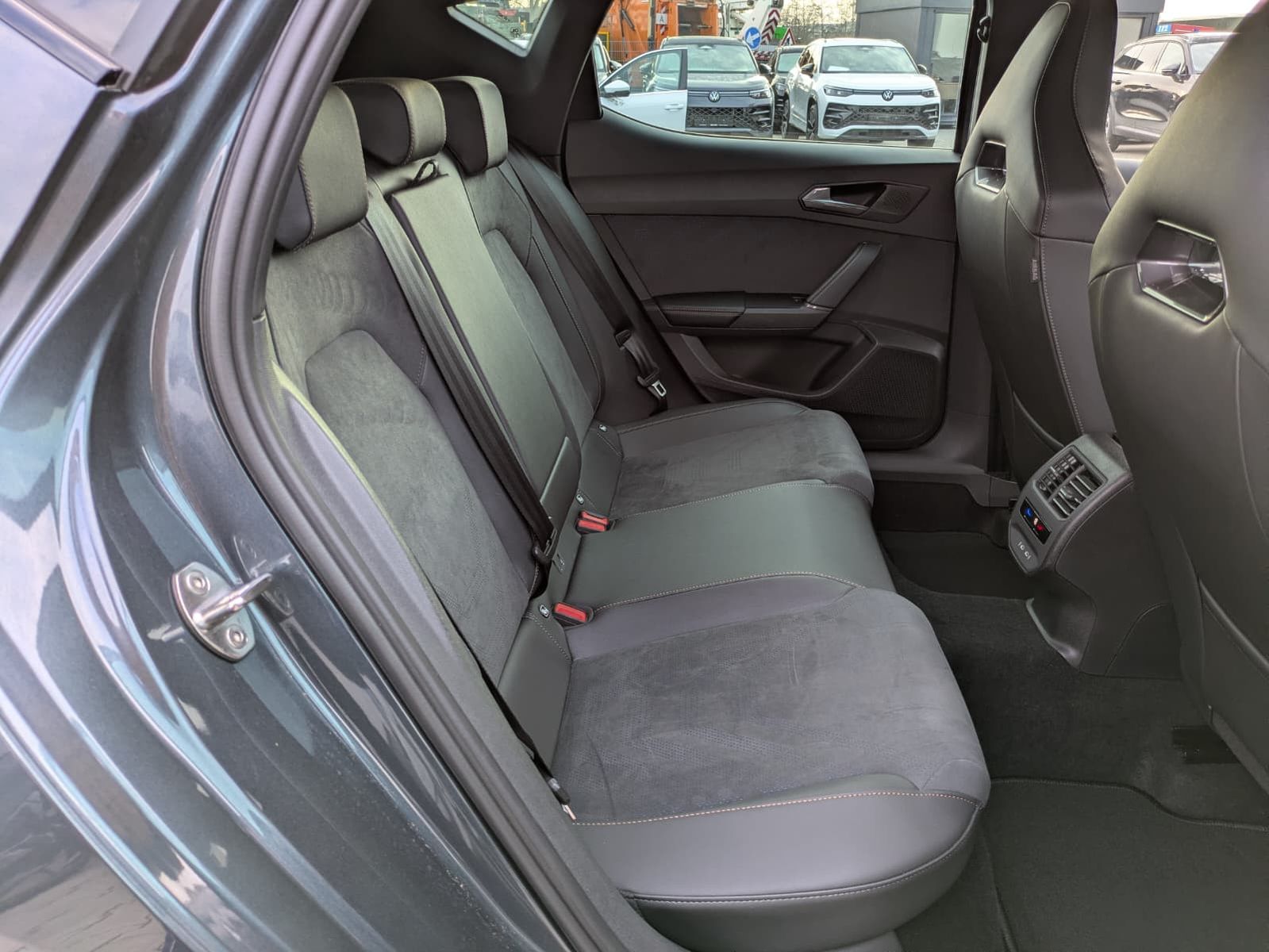 Fahrzeugabbildung CUPRA Leon 1.5 eTSI EDGE DSG*ACC*KAM*18"5JGARANTIE