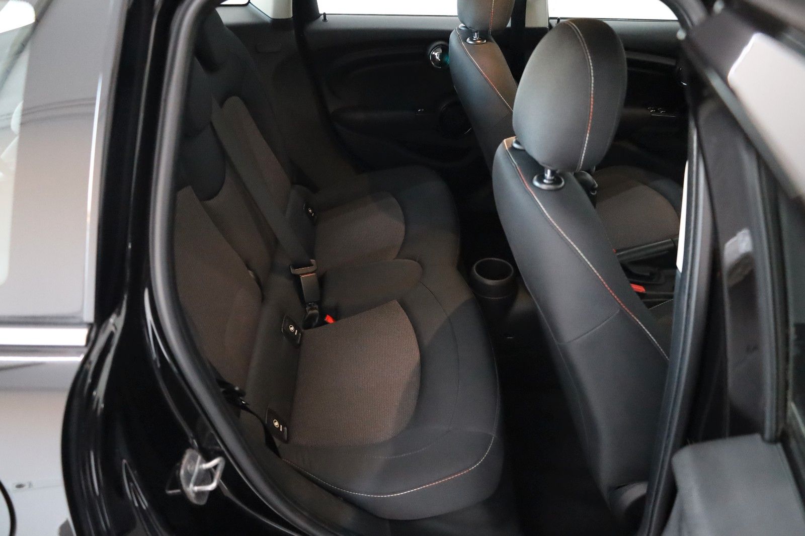 Fahrzeugabbildung MINI ONE FIRST Mini 5-trg. SH,PDC,8-fach bereift