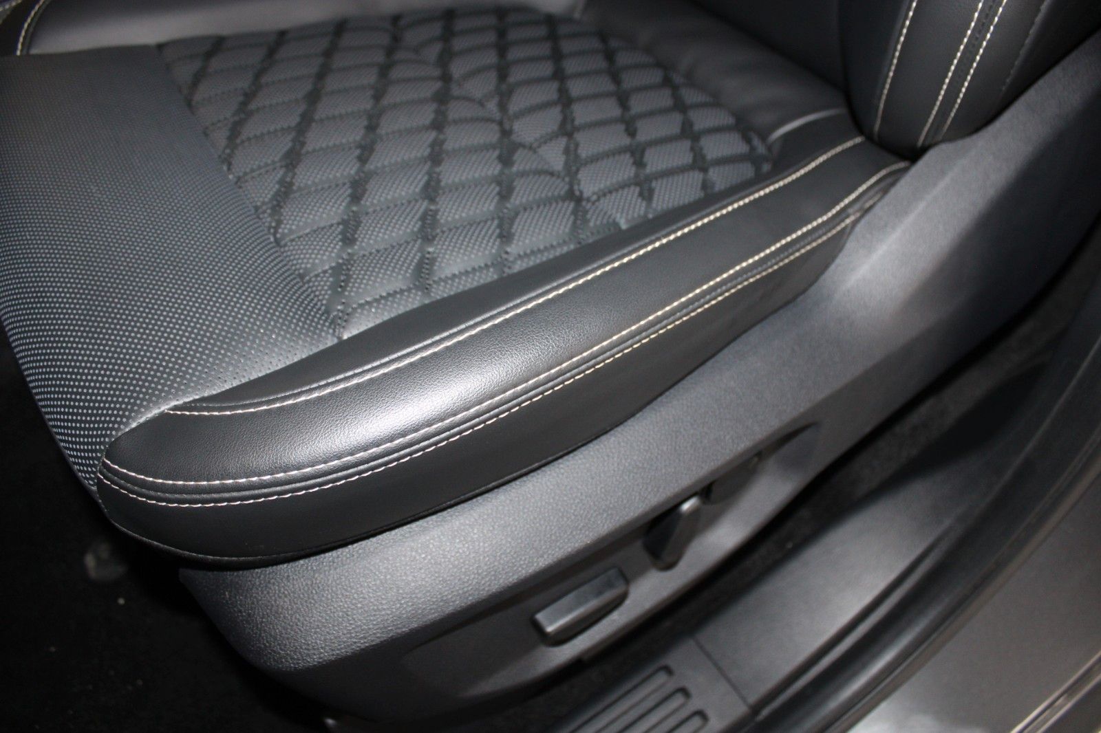 Fahrzeugabbildung Ford Ranger Platinum Automatik LEDER B&O ROLLO AHK