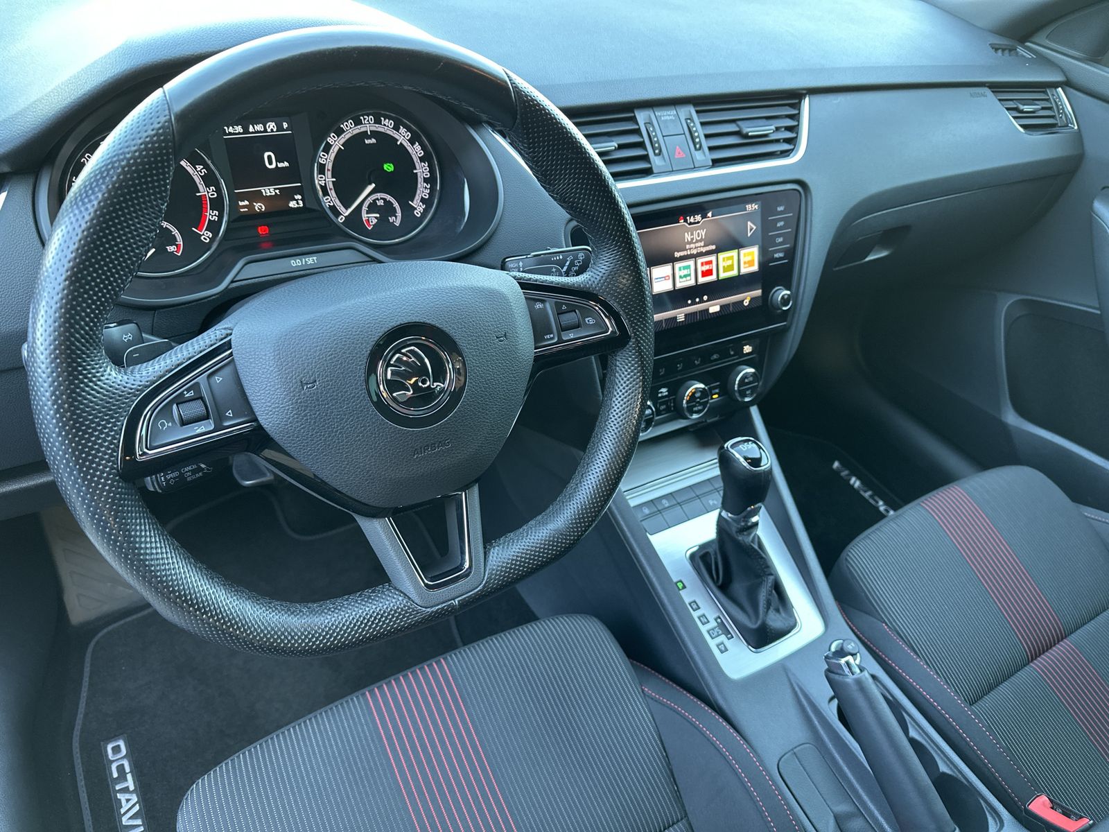 Fahrzeugabbildung SKODA Octavia Combi 2.0 TDI DSG Sport NAV+LED+ACC+17ZO