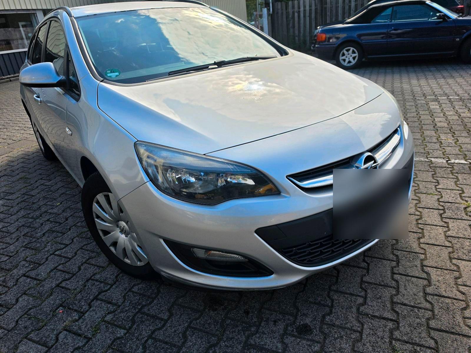 Opel Astra 2015 — rear view