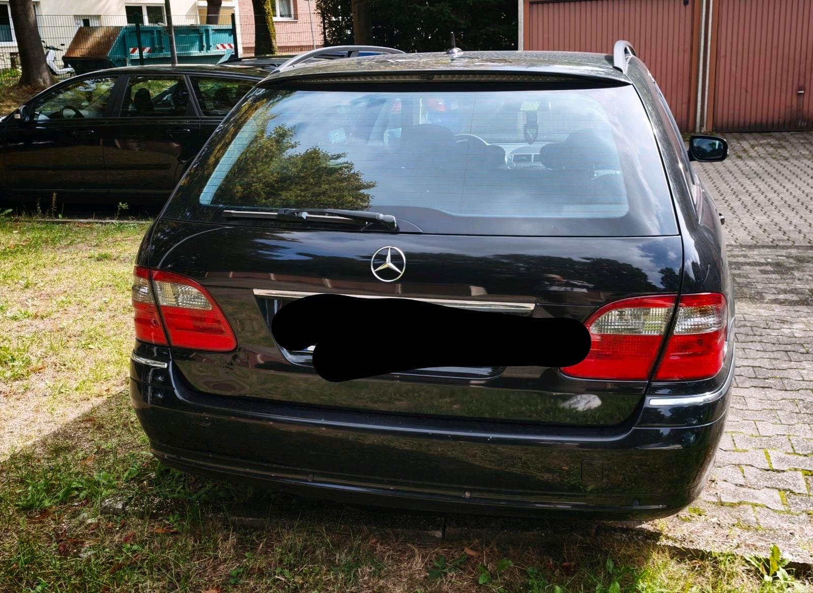 Mercedes-Benz E220 2008 — rear view