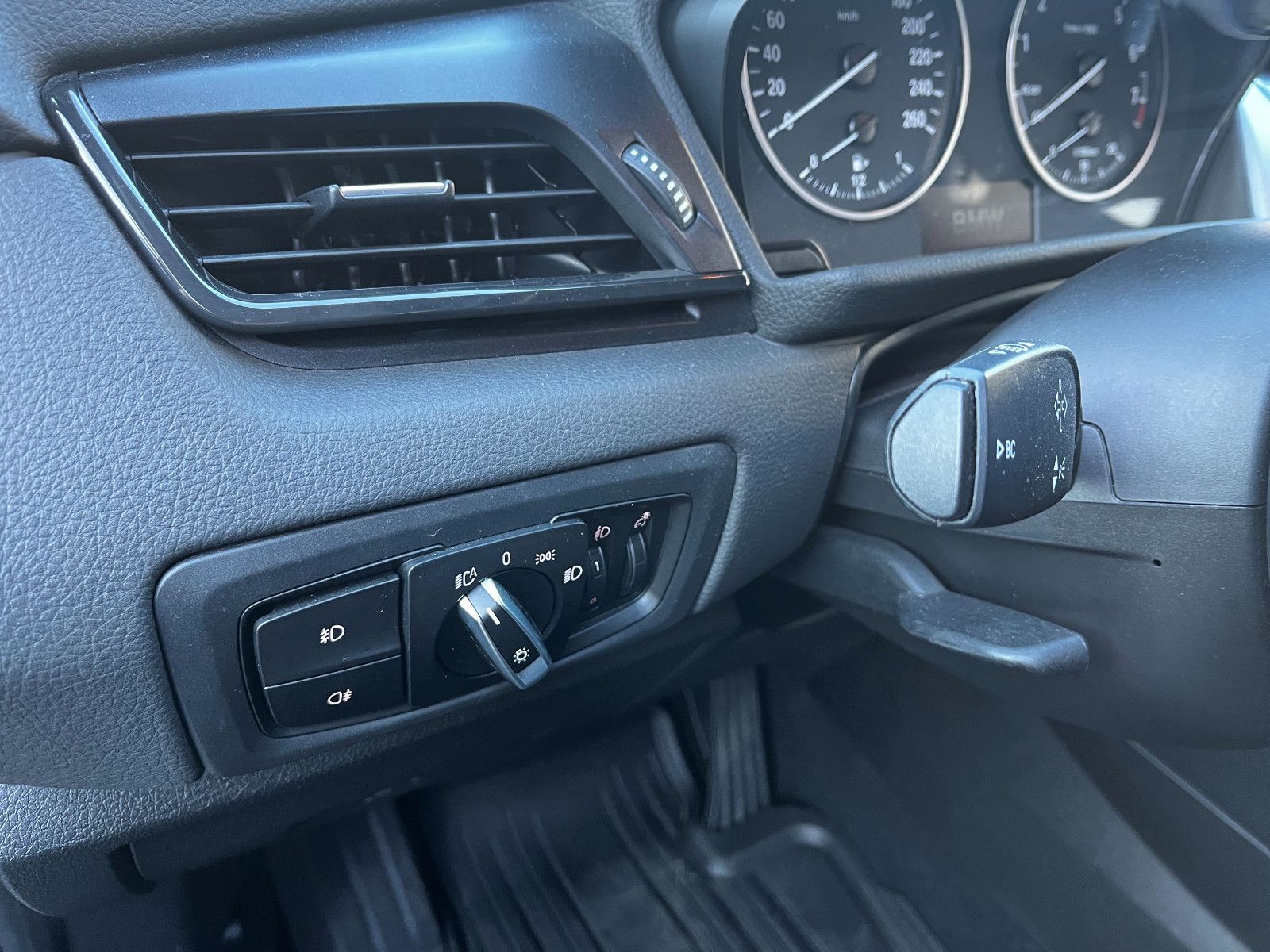 Fahrzeugabbildung BMW 218i Active Tourer PDC SHZ LM UVM