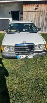 Mercedes-Benz 300cd - weiße Mercedes-Benz CE-Klasse