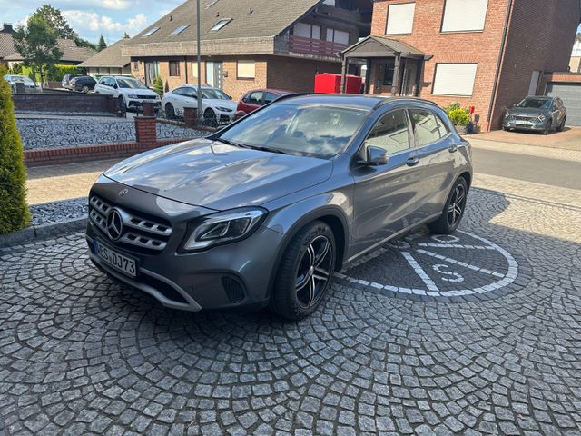 MERCEDES-BENZ GLA 200/LED/Kamera/Navi/AHK/Teilleder